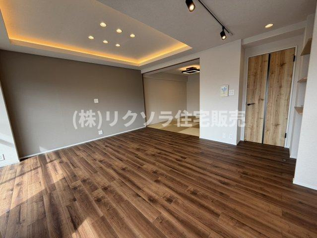 ルネ枚方の居間・リビング|LDK19.1帖
■物件内覧・資金計画相談・住宅ローン相談、リフォーム相談、お問合せ受付中■
※当日・翌日のご内覧、ご相談はお電話でのお問合せがスムーズです！