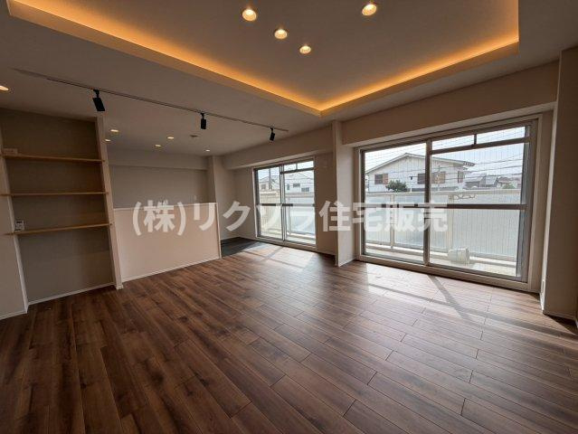 ルネ枚方の居間・リビング|LDK19.1帖
■物件内覧・資金計画相談・住宅ローン相談、リフォーム相談、お問合せ受付中■
※当日・翌日のご内覧、ご相談はお電話でのお問合せがスムーズです！