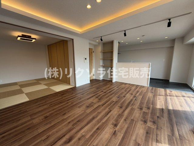 ルネ枚方の居間・リビング|LDK19.1帖
■物件内覧・資金計画相談・住宅ローン相談、リフォーム相談、お問合せ受付中■
※当日・翌日のご内覧、ご相談はお電話でのお問合せがスムーズです！