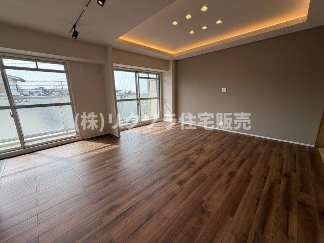ルネ枚方の居間・リビング|LDK19.1帖
■物件内覧・資金計画相談・住宅ローン相談、リフォーム相談、お問合せ受付中■
※当日・翌日のご内覧、ご相談はお電話でのお問合せがスムーズです！