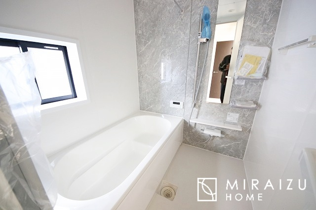 【浴室】 | お子さんとわいわいと楽しいバスタイムもよし、一人でゆったりと入るのもよし、浴室換気乾燥機付きのユニットバス。お洗濯物を干せるだけでなく、カビ防止にもなります。