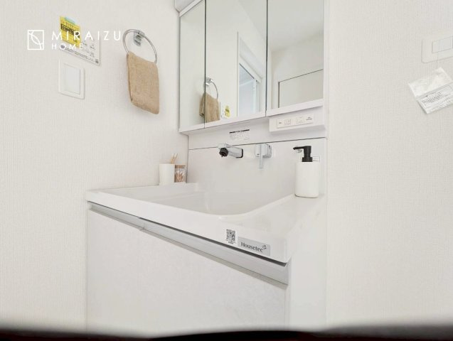 【独立洗面台】 | 洗濯機置き場、脱衣スペースもしっかりと確保されている洗面室。
水回りが集結した間取りなので、お料理やお洗濯物、お掃除の同時進行も可能です。