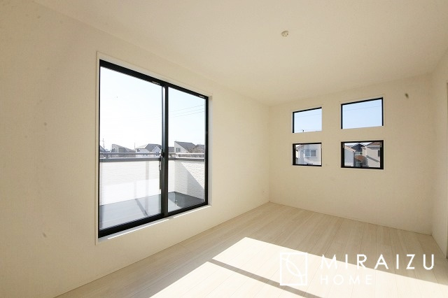 【寝室】 | 日当たりの良いお家は嬉しいですよね。それぞれ価値観が分かれる箇所です、実際に内覧して日当たりの心地よさをご体感下さいね♪