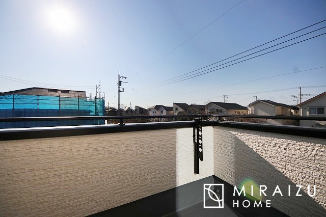 【バルコニー】 | 日当たりの良いお家は嬉しいですよね。それぞれ価値観が分かれる箇所です、実際に内覧して日当たりの心地よさをご体感下さいね♪