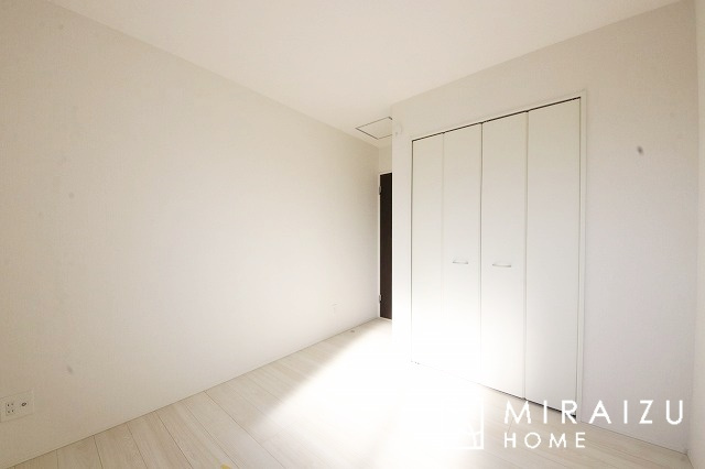 【洋室】 | プライバシー性と開放感を高める住環境。陽当たりの良い開かれたロケーションを活かし、心地よい暮らしをプランニング