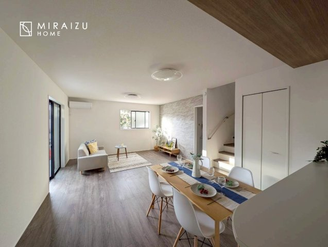 【居間・リビング】 | 食事を取るスペースもリラックスしてくつろげるスペースもお子さんが勉強するスペースも兼ね備えたリビングダイニング。