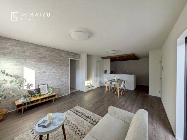 【居間・リビング】 | 窓が多いと温かな太陽の光と心地いい風が室内へと入ります。家族が集まるリビングは明るく過ごしやすいつくりです。窓が多いお家は住みやすい証です。