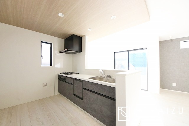 【キッチン】 | 広々としたキッチンは大きな深型シンク、3口コンロ、換気扇、大きなお鍋から小物まで取り出しやすさを考えられた引き出し収納の付いたシステムキッチンです。