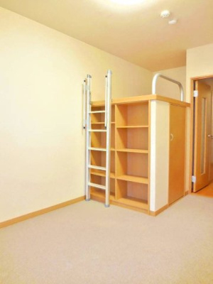 【内装】 | レオパレスカトルセゾン伊奈 | 1Fはフローリング・2Fはカーペット。梯子は寄せることも可。