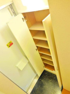 【玄関】 | レオパレスカトルセゾン伊奈 | 段差を自由に変えられる靴箱はロングブーツも収納可能◎