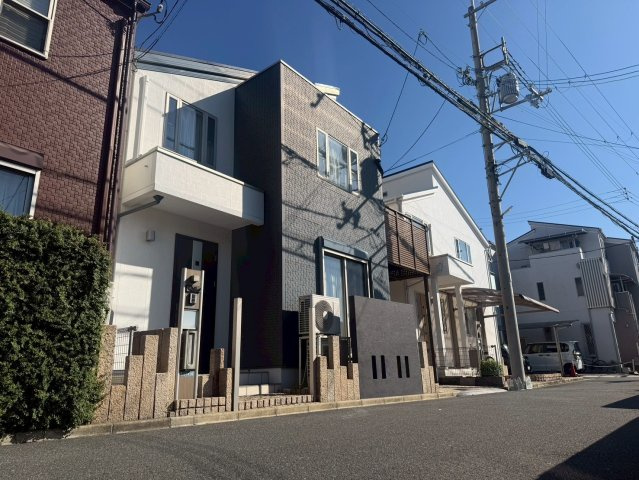 吉田3丁目　中古戸建の外観|オール電化・設備充実の4LDK。バルコニーやウッドデッキなど自然との調和をコーディネートされた暖かなお家。