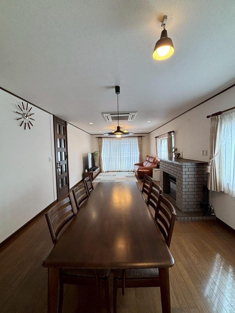 13所沢市東狭山ケ丘1丁目　中古戸建　251024-01の居間・リビング|２０畳以上あるＬＤＫには、電気式暖炉もあり、雰囲気があります。