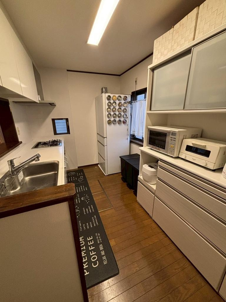 13所沢市東狭山ケ丘1丁目　中古戸建　251024-01のキッチン|対面キッチンならお料理の配膳や片付けもスムーズです。家族との会話を楽しみながらお料理することが出来ます。