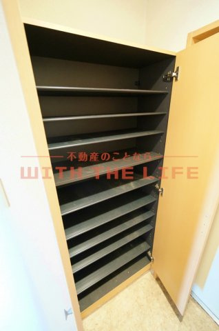 グランデシェチオ千本杉【キャッシュバック対象物件】の玄関|収納もある玄関です