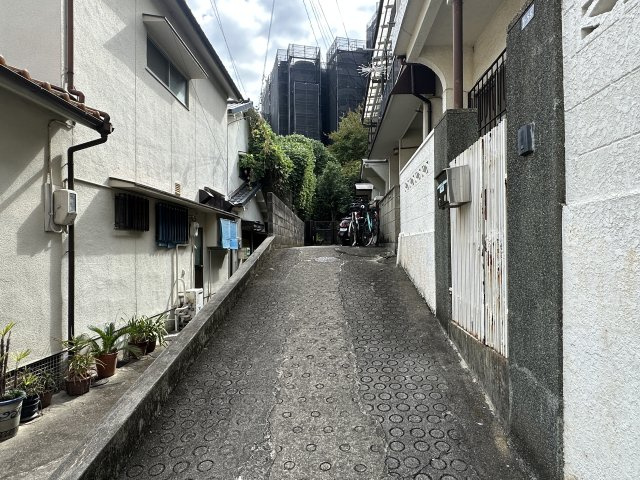 神戸市垂水区千代が丘2丁目　中古戸建の前面道路含む現地写真