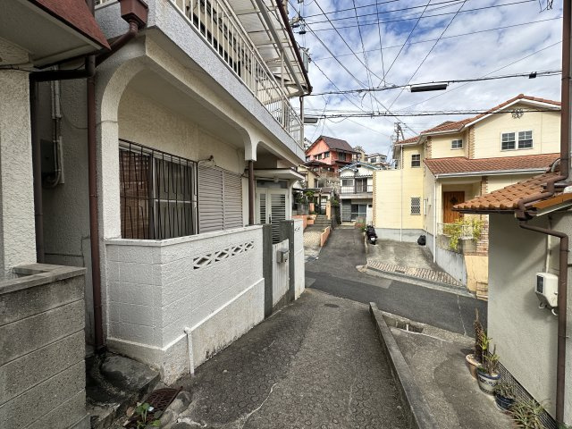 神戸市垂水区千代が丘2丁目　中古戸建の前面道路含む現地写真