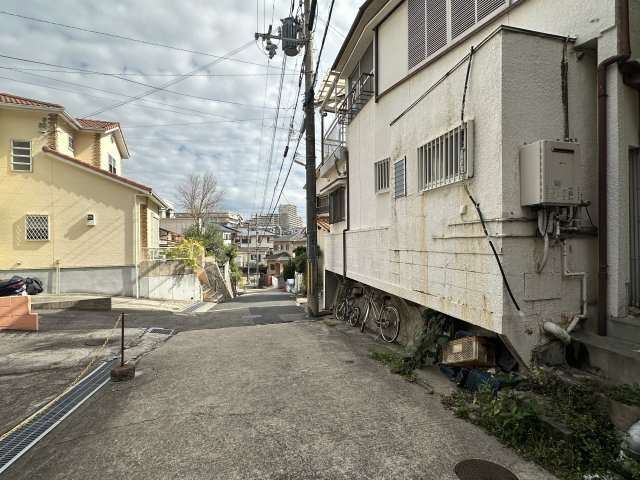 神戸市垂水区千代が丘2丁目　中古戸建の前面道路含む現地写真