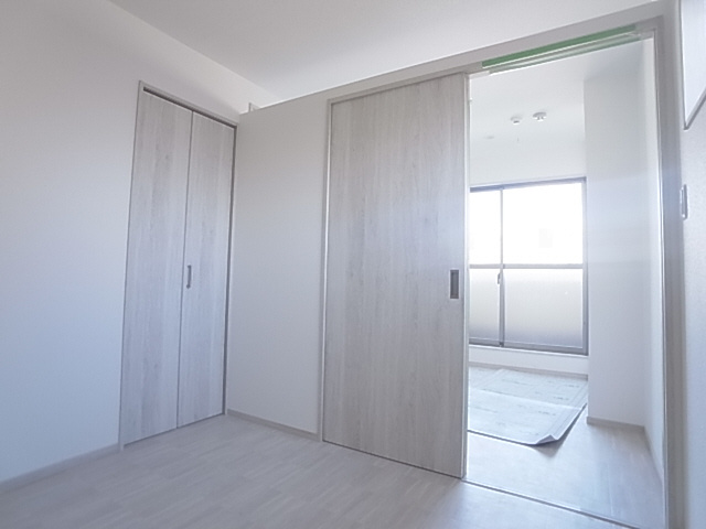 神戸市須磨区妙法寺字大津江の賃貸マンションの居間・リビング|リビング洋室