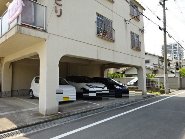 コーポさとりの駐車場