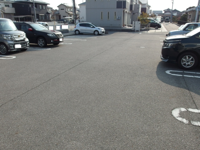 コートイヨダの駐車場