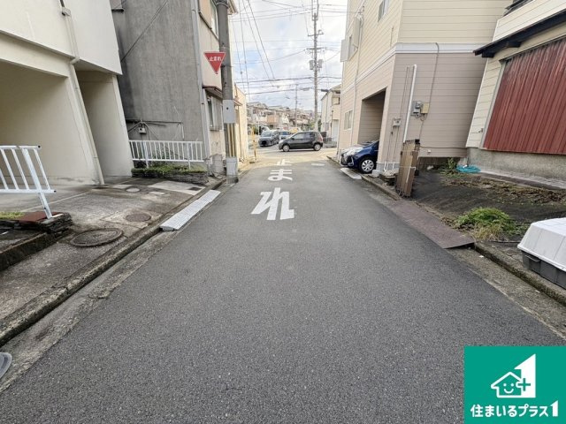 堺市中区辻之　中古一戸建の前面道路含む現地写真|周辺は閑静な住宅街！前面道路広々で車の出し入れも便利です。駐車が苦手な方でも安心して車庫入れできます！
