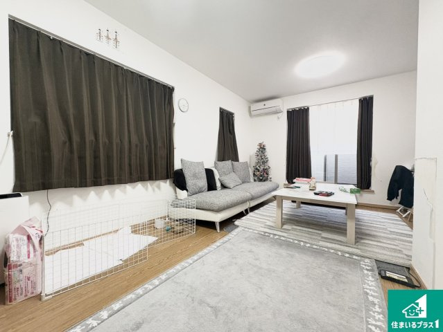 堺市中区辻之　中古一戸建の居間・リビング|シンプルなリビングは、ソファーを置いたり、観葉植物を置いたり、家具の配置やインテリアで住む人のこだわりを活かすゆとりある空間にしてください♪
