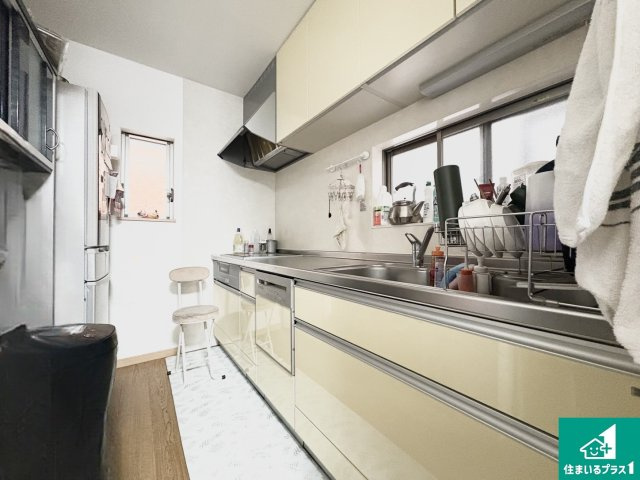 堺市中区辻之　中古一戸建のキッチン|収納豊富！大きな窓から朝日が入ってお料理が楽しく作れそう！