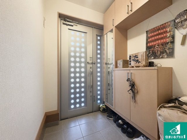 堺市中区辻之　中古一戸建の玄関|ご家族皆様の靴もたっぷり収まる大容量の玄関収納を設けました。見た目もスッキリ綺麗な玄関に！
