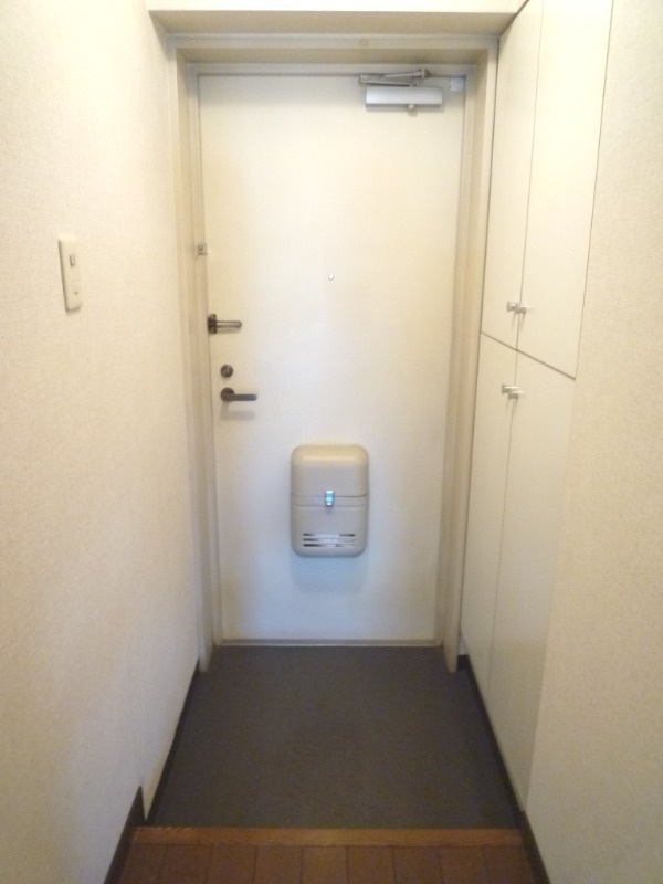 粟飯原マンションの玄関
