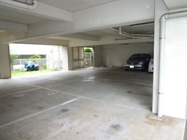 粟飯原マンションの駐車場