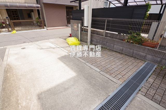 メゾン彩光の駐車場