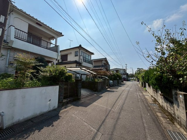西伊敷4丁目　売地の前面道路含む現地写真|閑静な住宅街の一画。子育て世帯におすすめの住環境です。