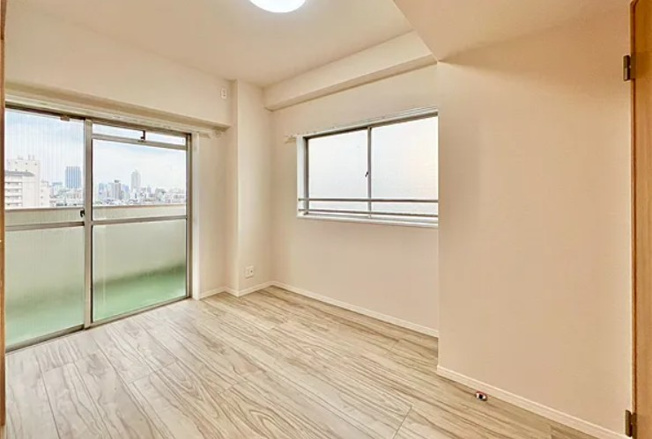 【洋室】 | 池袋第２ヒルハイム | 暖かいひだまりを全身で感じ取れる室内。光あふれる空間で子育てをする喜び。