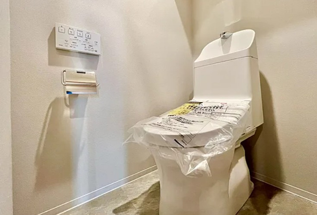 【トイレ】 | 池袋第２ヒルハイム | リモコンでワンタッチ操作が可能な節水型温水洗浄トイレ