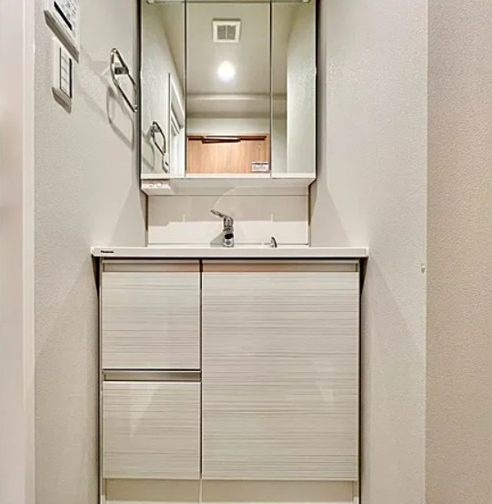 【独立洗面台】 | 池袋第２ヒルハイム | 身だしなみチェックや歯磨きなど、朝の慌ただしい時間でも余裕とゆとりを感じられる。