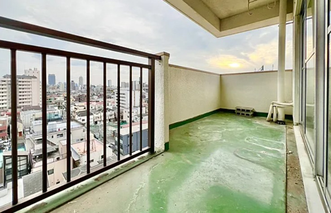 【バルコニー】 | 池袋第２ヒルハイム | バルコニー面、壁一面の掃き出し窓からたくさんの陽の光が入ってまいります！