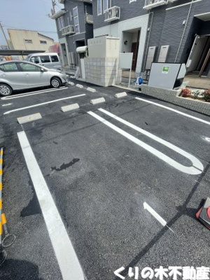 【駐車場】 | メゾン・ド・クレストⅡ | 駐車場があるので、車を買う予定の方も安心です