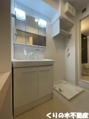 【洗面所】 | メゾン・ド・クレストⅡ | 明るい洗面所です