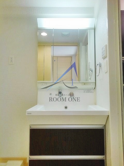 リバーサイドクローバーの洗面所|独立洗面台です。