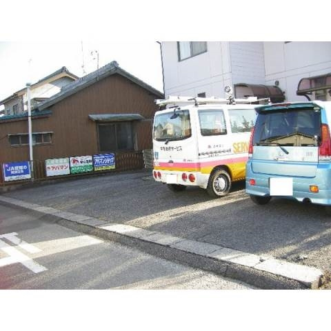 ファミール石原の駐車場