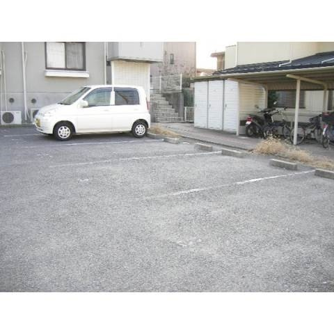 ジョイフル朝日の駐車場
