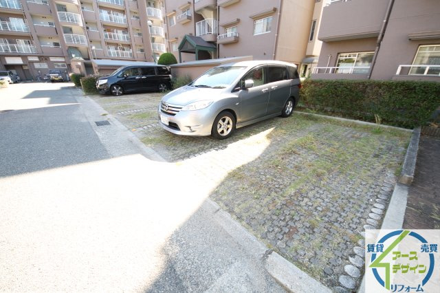 サンハイツ貴崎5号棟の駐車場