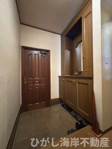 藤沢市辻堂東海岸2丁目　中古戸建の玄関|お客様を優しく迎える、重厚で上品な玄関口