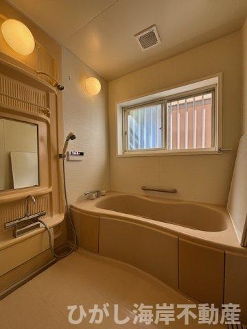 藤沢市辻堂東海岸2丁目　中古戸建の浴室|清潔感とやさしい温もりに包まれる、くつろぎのバスルーム（浴室乾燥機付きユニットバス）