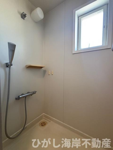 藤沢市辻堂東海岸2丁目　中古戸建の設備|海帰りも快適に、清潔感あふれる明るい空間（２F　シャワールーム）