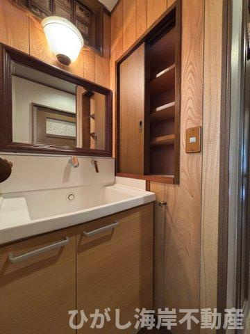 藤沢市辻堂東海岸2丁目　中古戸建の洗面所|木の温もりに包まれた、落ち着きのある洗面空間（１F　洗面化粧台）