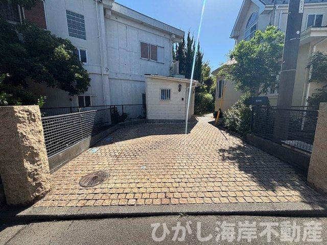 藤沢市辻堂東海岸2丁目　中古戸建の駐車場|石畳のアプローチが迎える、ゆとりある駐車スペース（駐車スペース）