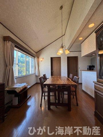 藤沢市辻堂東海岸2丁目　中古戸建の居間・リビング|勾配天井が生み出す、光と広がりのあるLDK空間（２F　20帖　LDK）　