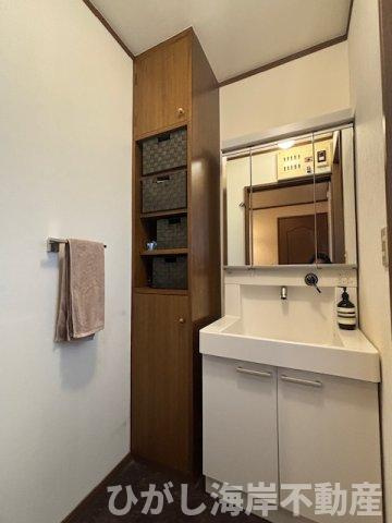 藤沢市辻堂東海岸2丁目　中古戸建の独立洗面台|清潔感と温もりを備えた、心地よいパウダールーム（２F　三面鏡化粧台）