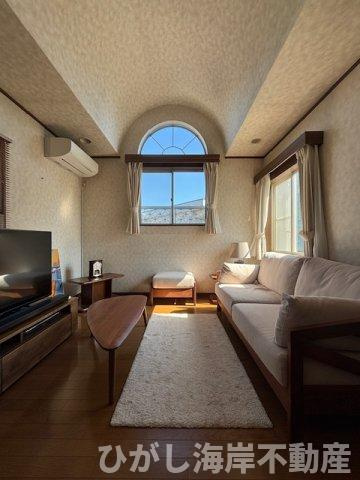 藤沢市辻堂東海岸2丁目　中古戸建の居間・リビング|青空を切り取る窓と勾配天井がつくる、心地よい空間（２F　20帖LDK）